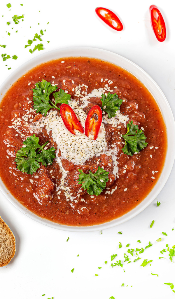 Острая аджика с хлебом на белом фоне