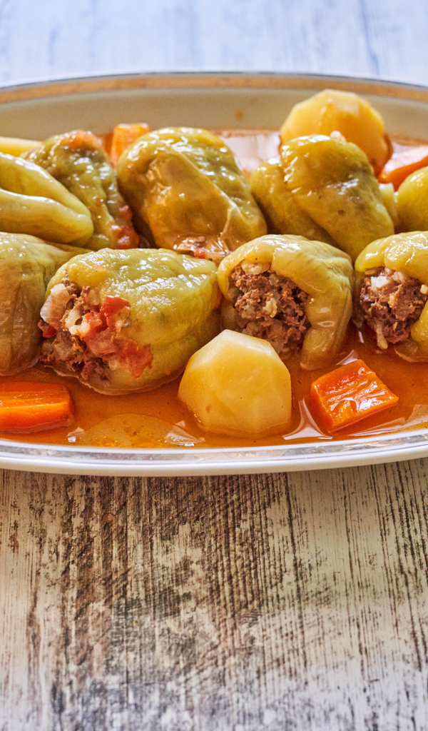 Фаршированный перец на тарелке с картофелем