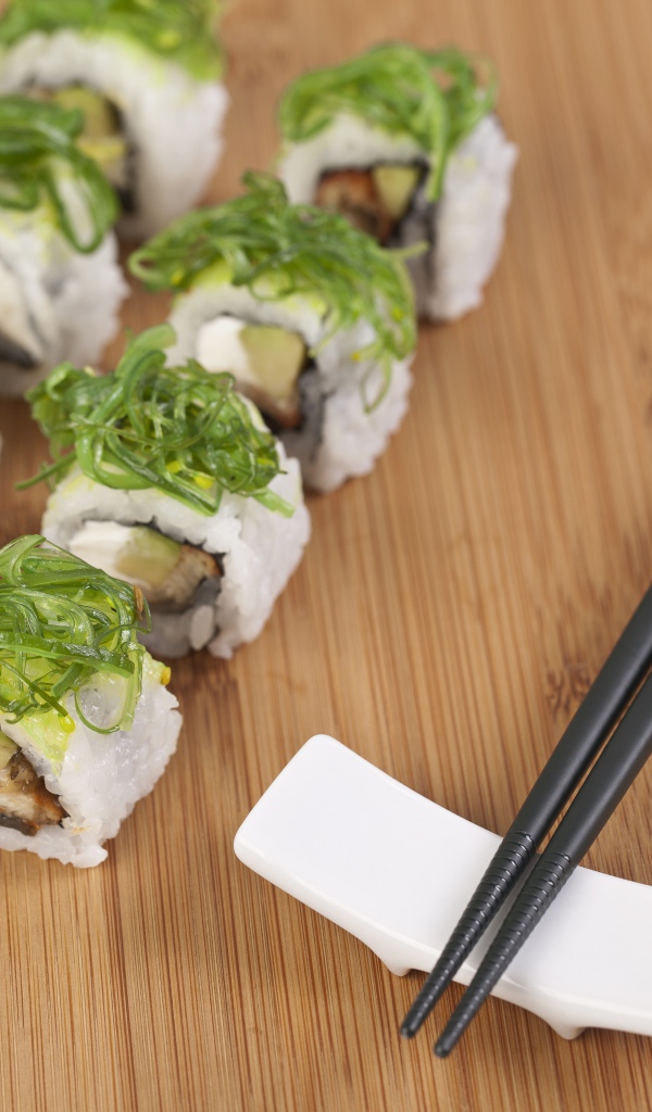 Суши с черными палочками на столе