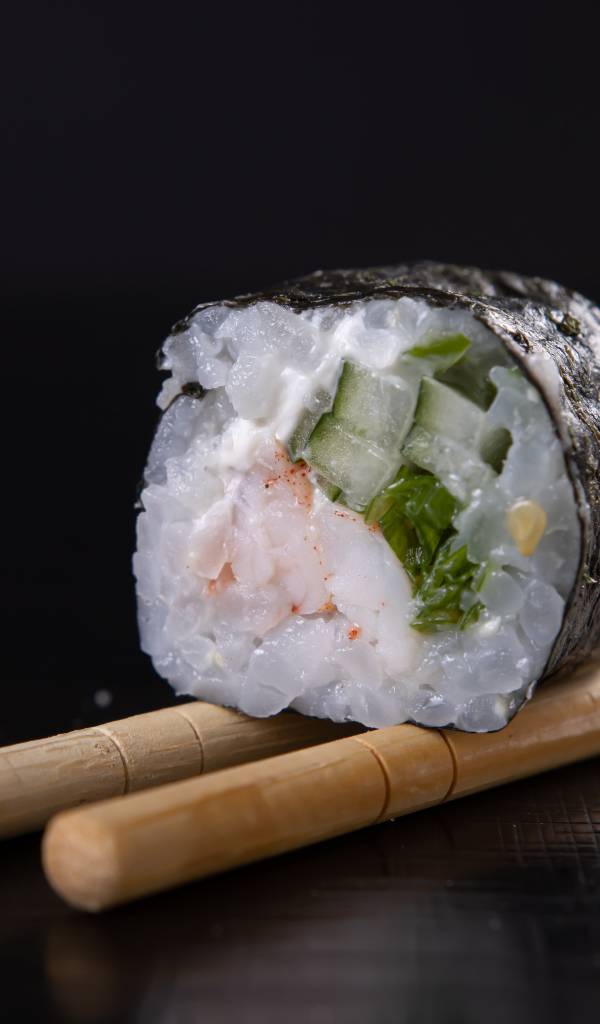 Суши с рисом и огурцами на столе