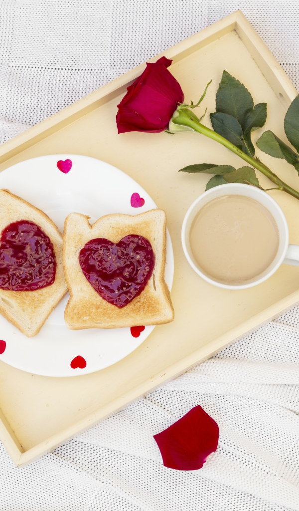 Два тоста с джемом на разносе с розой и кофе