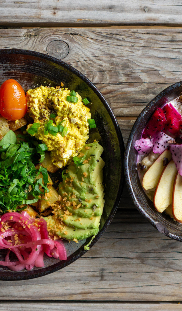 Вегетарианские блюда в тарелке на столе