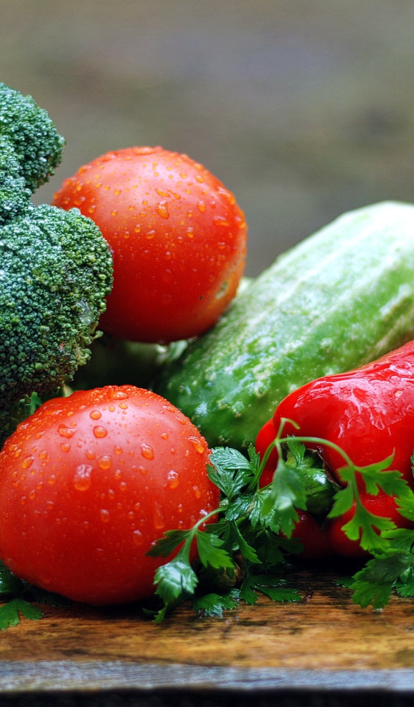 Мокрые овощи и петрушка на столе