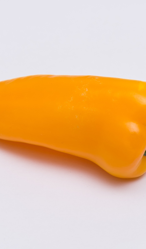 Желтый болгарский перец на сером фоне