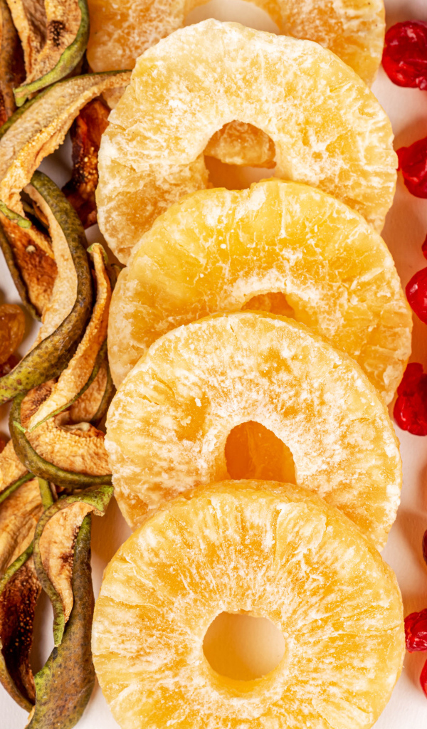 Аппетитные сухофрукты на белом фоне