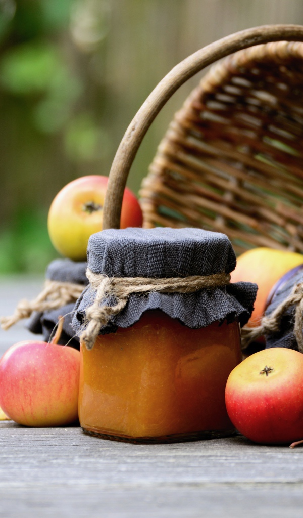 Яблоки с джемом на столе с корзиной