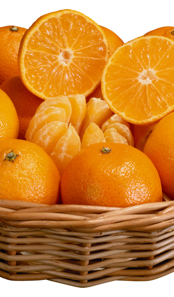 Корзина спелых плодов апельсина на белом фоне