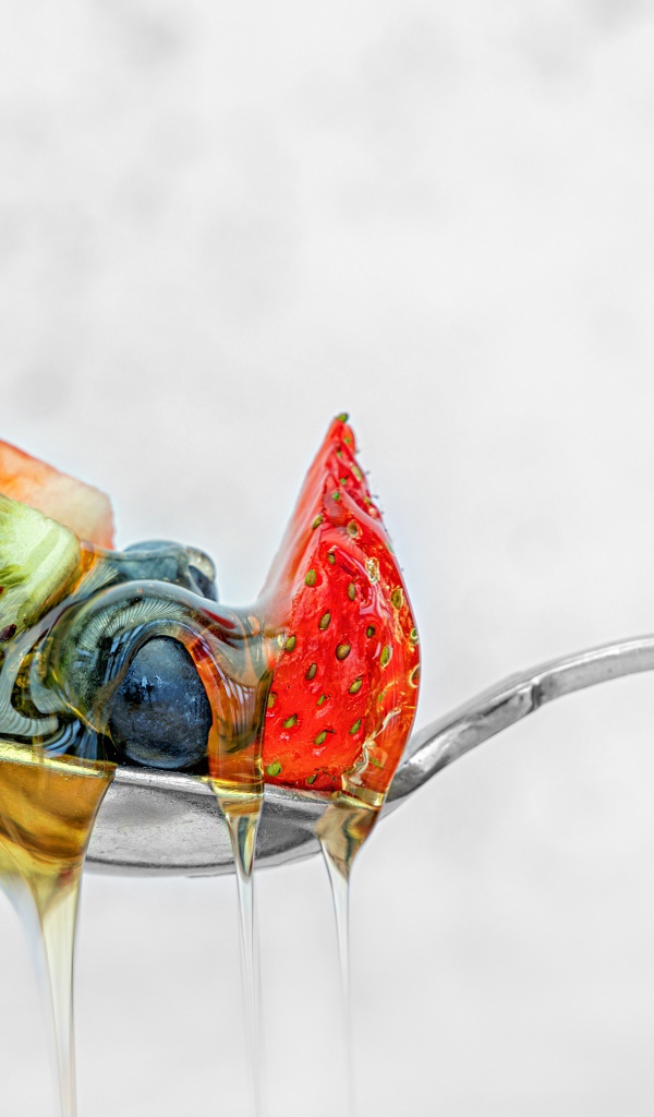 Ягоды в меде на ложке 