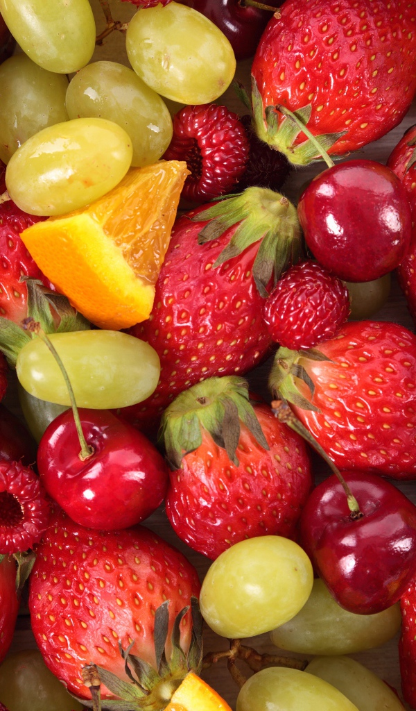 Ягоды клубники, малины, вишни и винограда крупным планом