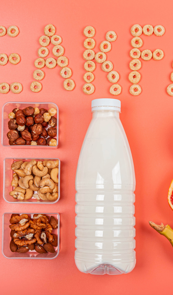 Хлопья, орехи, молоко и бананы на завтрак