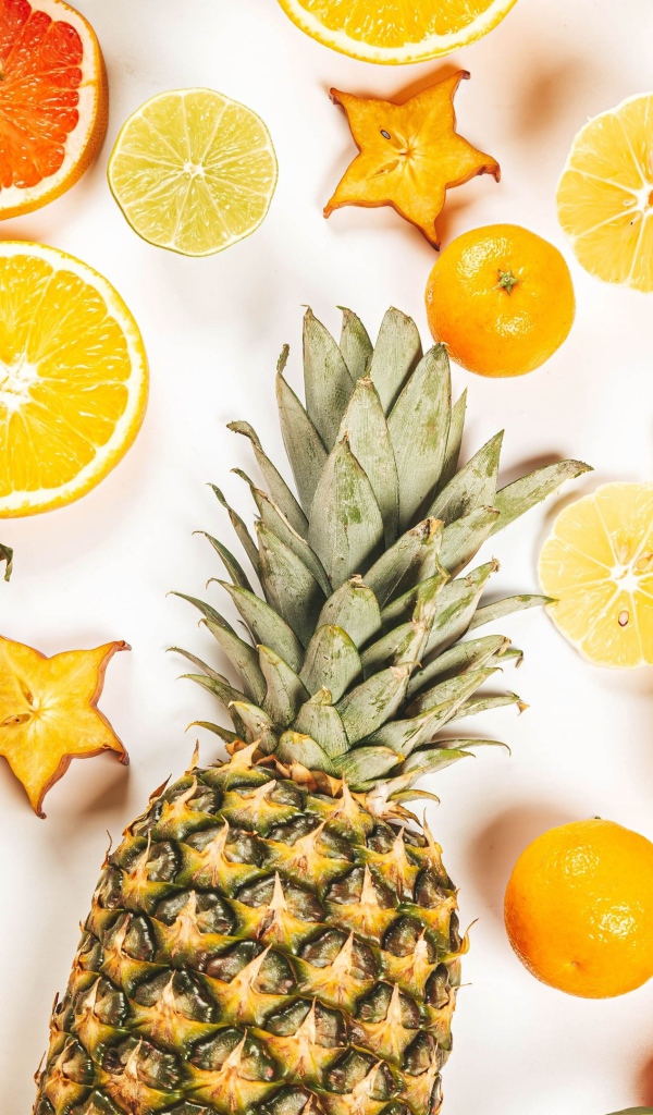 Цитрусовые фрукты на белом фоне