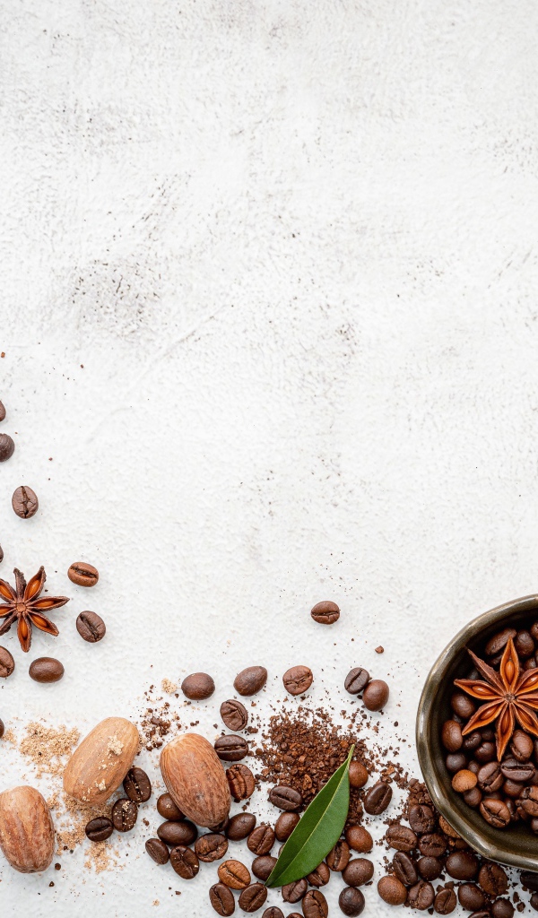 Кофейные зерна разбросаны по серому фону