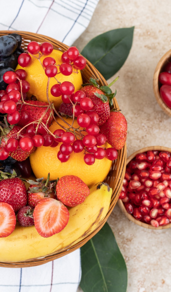 Вкусные спелые ягоды в корзинке на столе