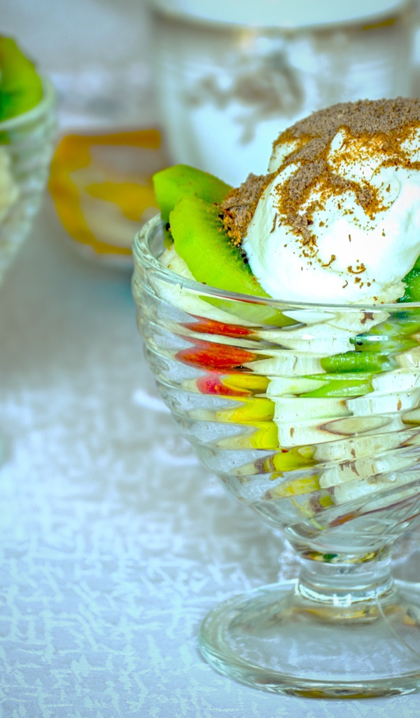 Десерт с фруктами и взбитыми сливками 