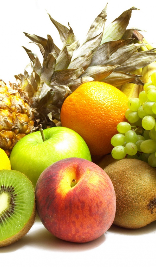 Свежие аппетитные фрукты на белом фоне 