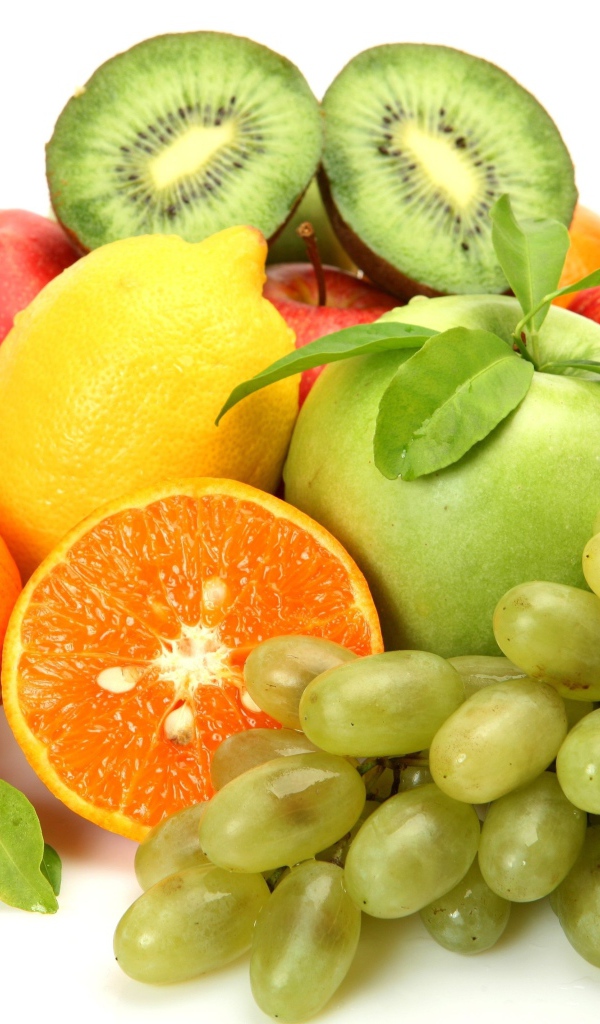 Свежие фрукты с виноградом на белом фоне