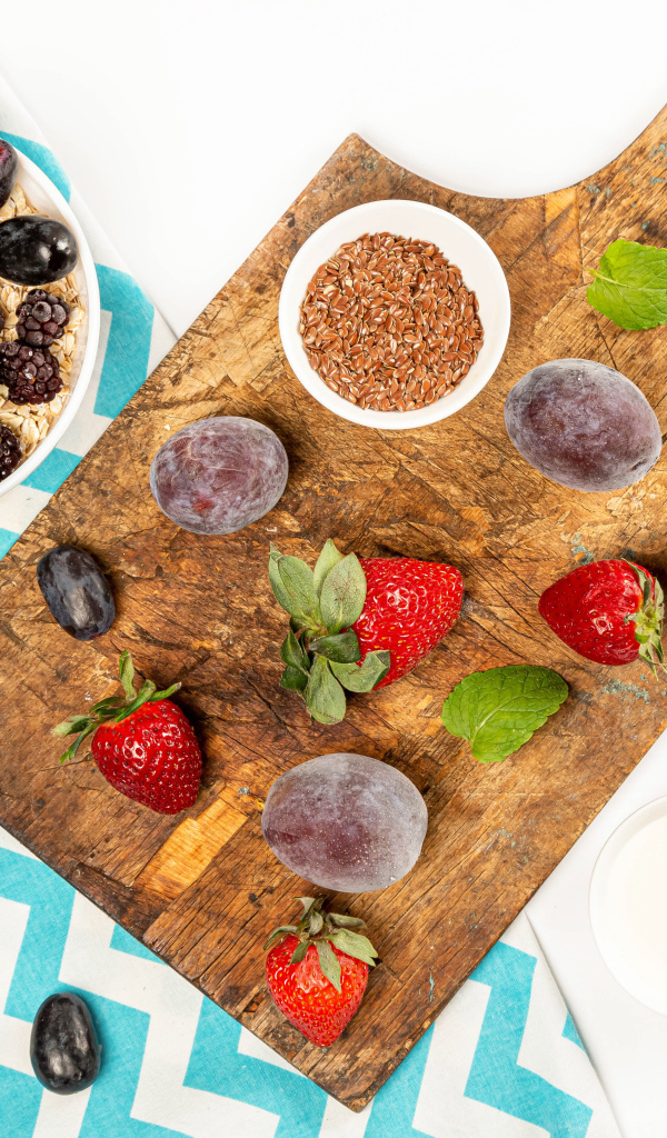 Замороженные ягоды со злаками на столе