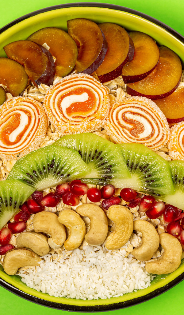 Мармелад с фруктами и мюсли в тарелке