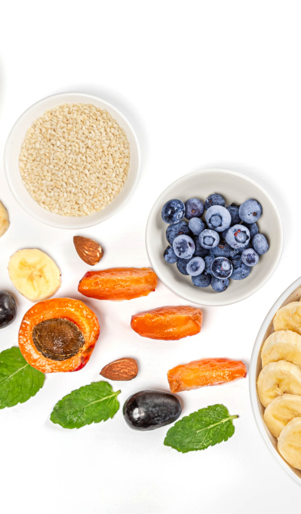 Зерна с ягодами на белом фоне 