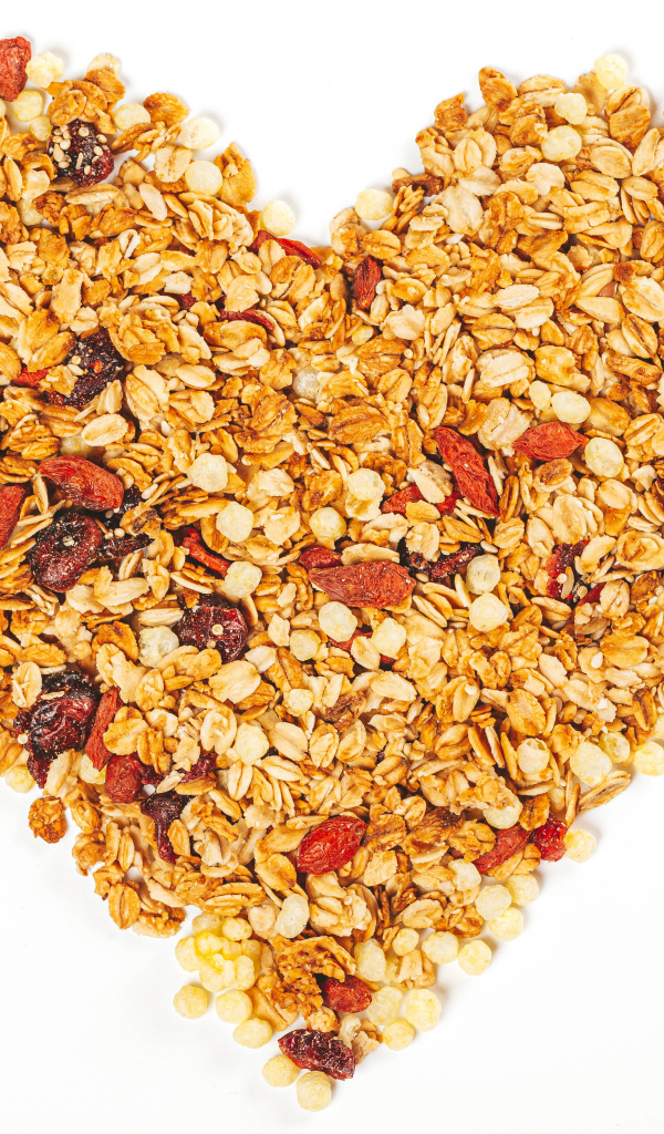 Сердце из мюсли на белом фоне