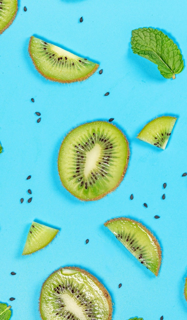 Кусочки киви с мятой на голубом фоне 