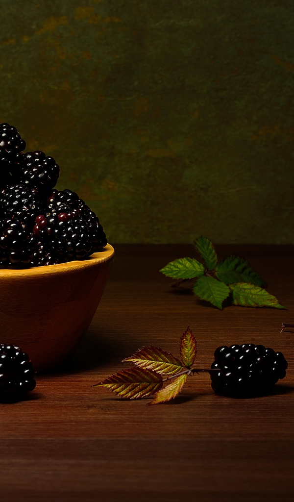 Крупная спелая ежевика в деревянной миске