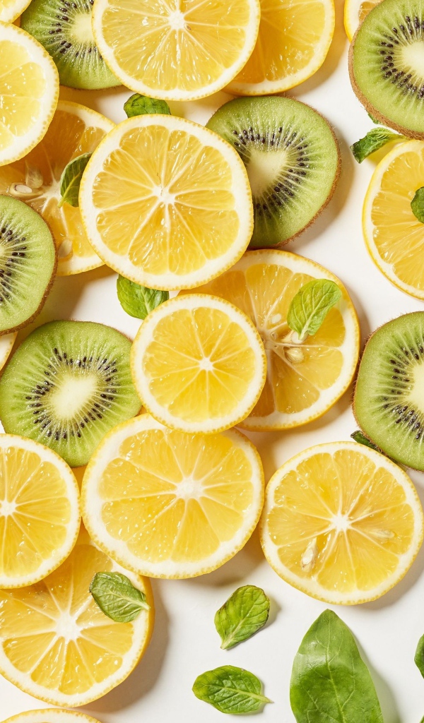Кружочки лимона и киви на белом фоне