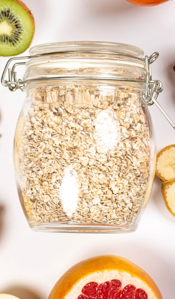 Овсяные хлопья с фруктами на белом столе