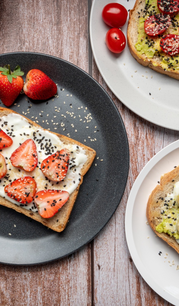 Бутерброды с малиной и бананом 