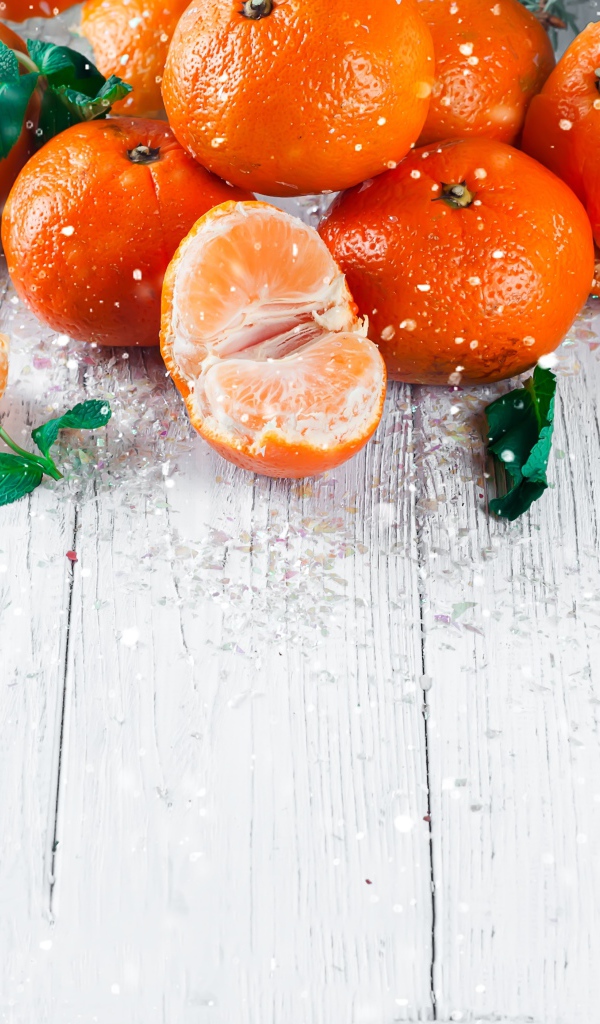 Спелые сочные мандарины с мятой на столе