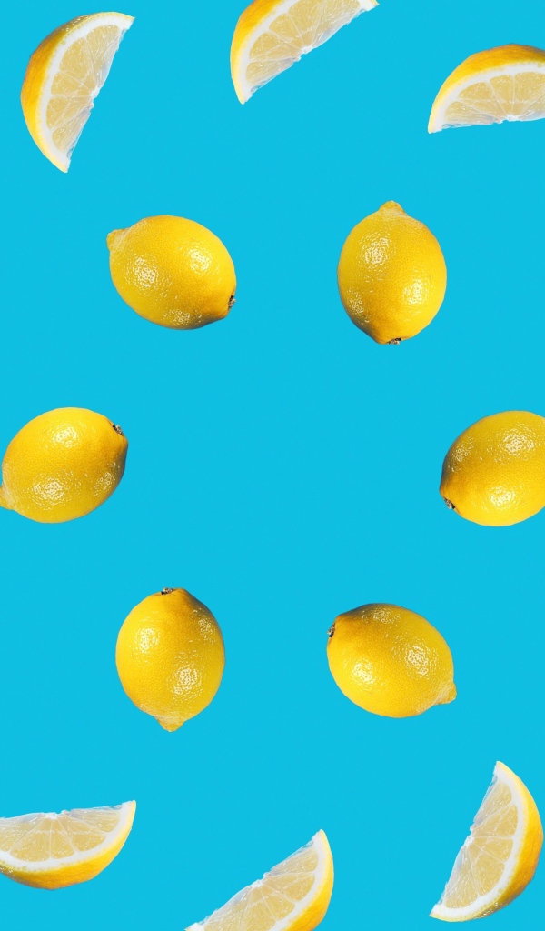 Нарезанный лимон на голубом фоне