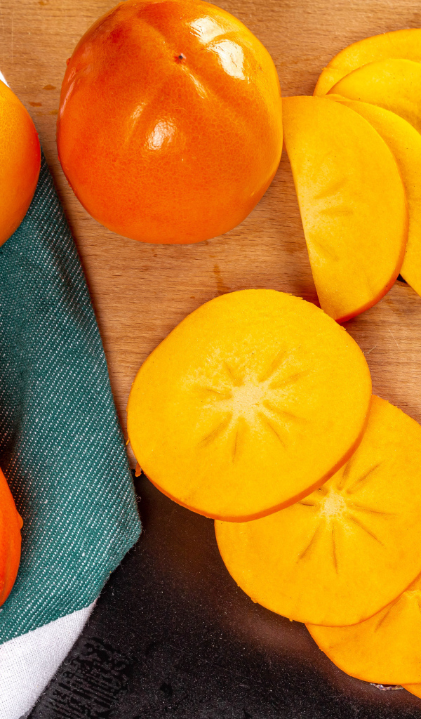 Хурма нарезанная кусочками на столе