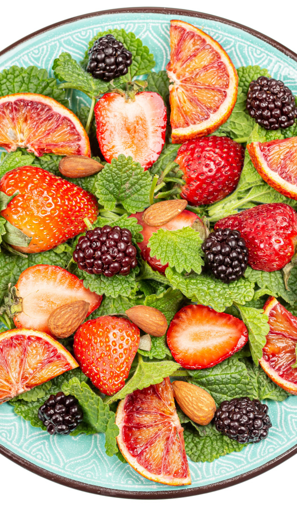 Ягоды клубники и ежевики с апельсином и листьями мелиссы