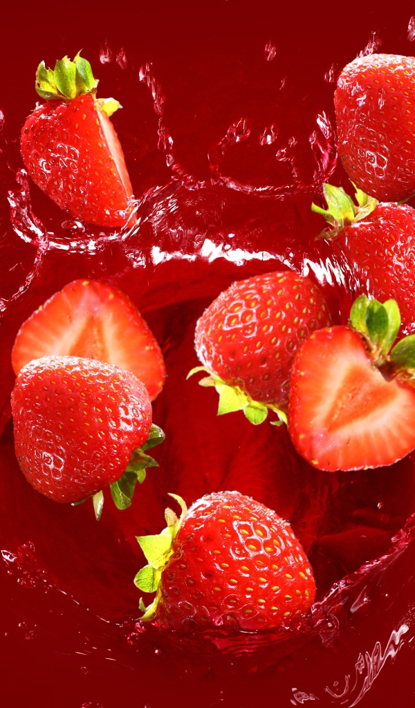 Клубника падает в воду на красном фоне 