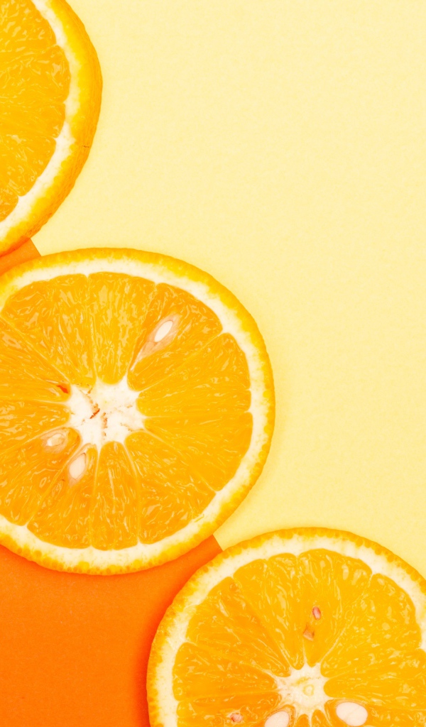 Три кружочка апельсина на столе 