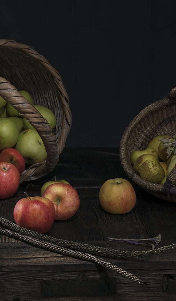 Две корзины с сочными зелеными яблоками на столе