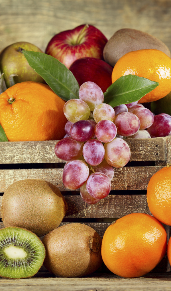 Деревянный ящик со свежими фруктами 