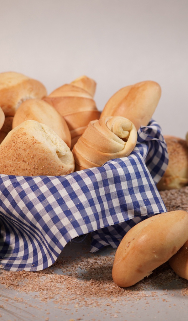 Вкусные сдобные булочки на сером фоне