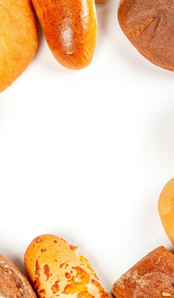 Свежая аппетитная выпечка на белом фоне 