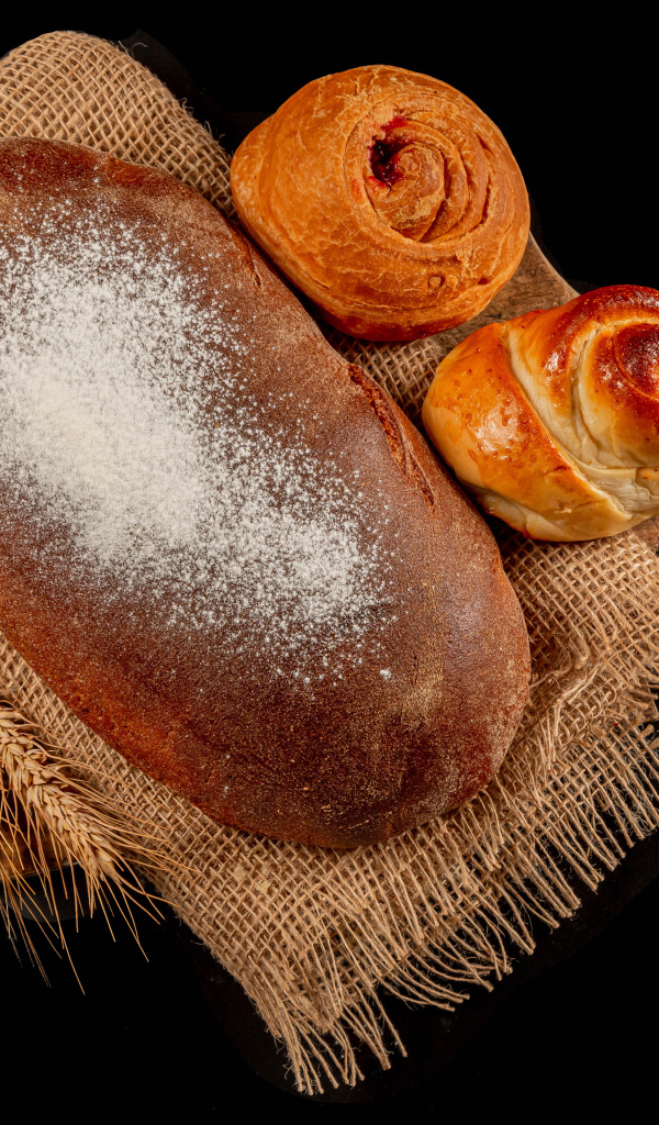 Свежая выпечка на черной поверхности