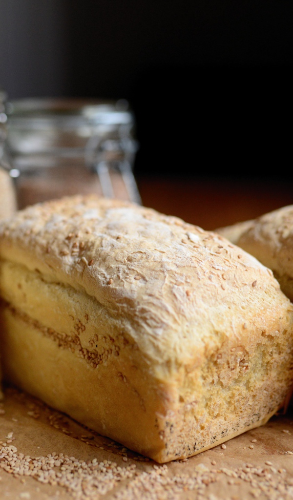 Свежий ароматный хлеб на столе 