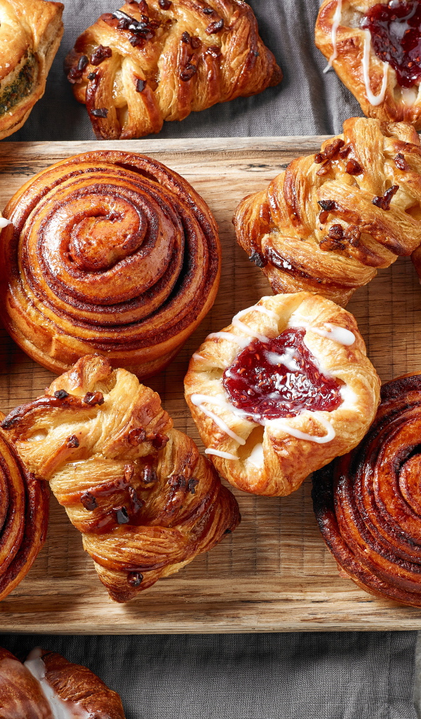 Свежая сладкая выпечка на доске на столе 