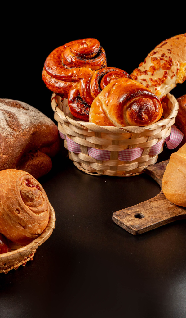 Много свежей выпечки на сером столе