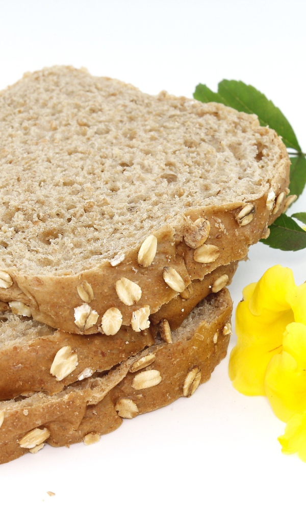 Куски свежего аппетитного хлеба с желтыми цветами