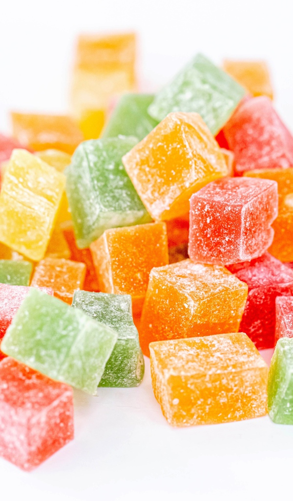 Аппетитный разноцветный мармелад в сахаре на белом фоне 