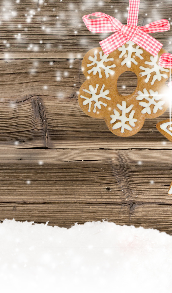 Аппетитное песочное печенье на фоне деревянной стены