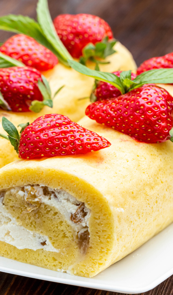 Аппетитный сладкий рулет с клубникой