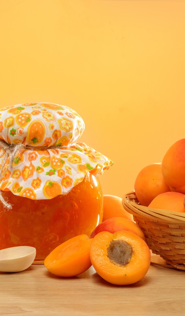 Абрикосовое варенье на столе со свежими плодами