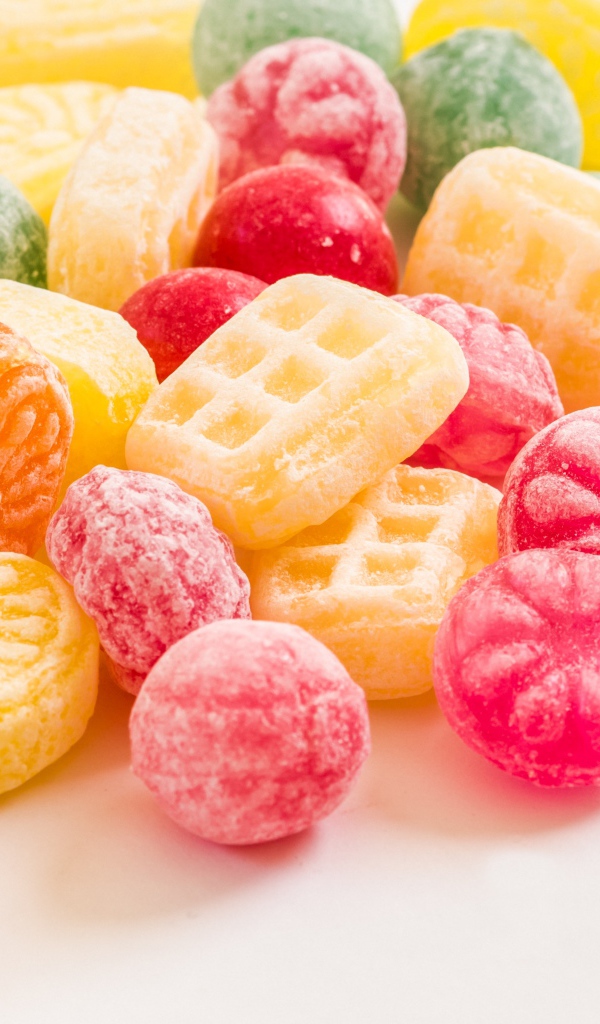 Разные конфеты карамельки на белом фоне