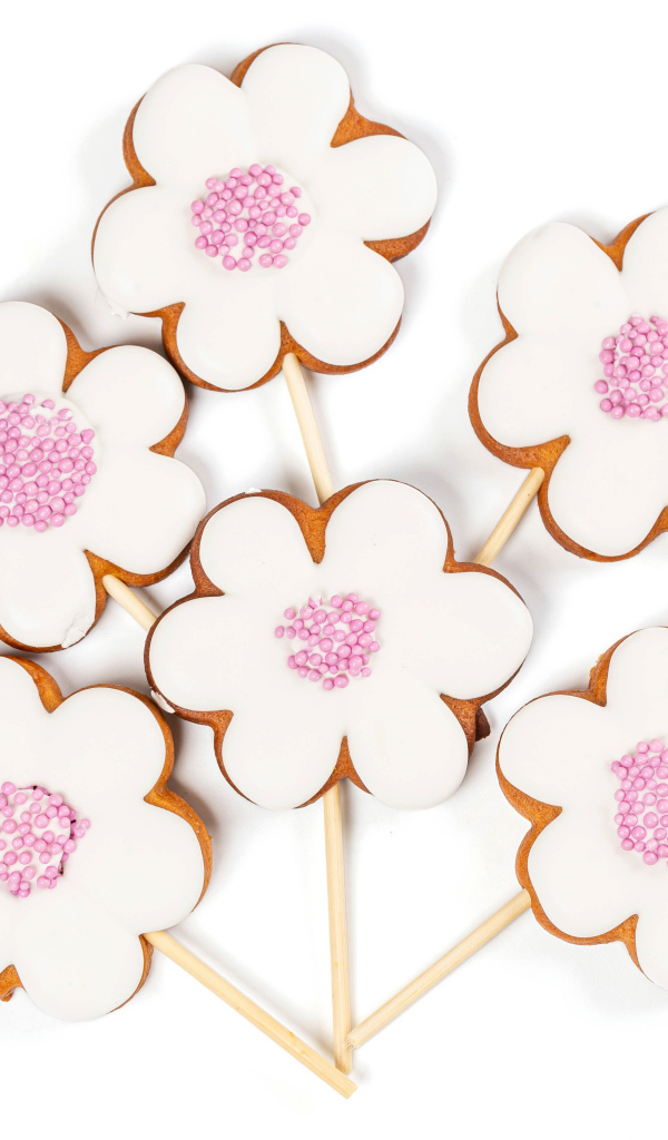 Красивое печенье в форме цветов на белом фоне